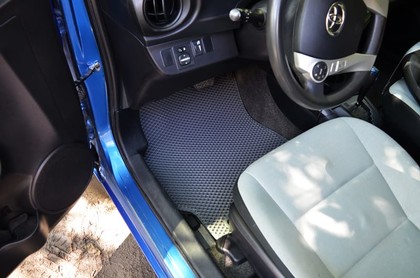 Ворсовые коврики на Toyota Prius C 2011 - 2021 в Грозном
