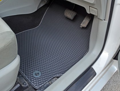 Коврики на Toyota Prius Alpha 2011 - 2021 в Грозном
